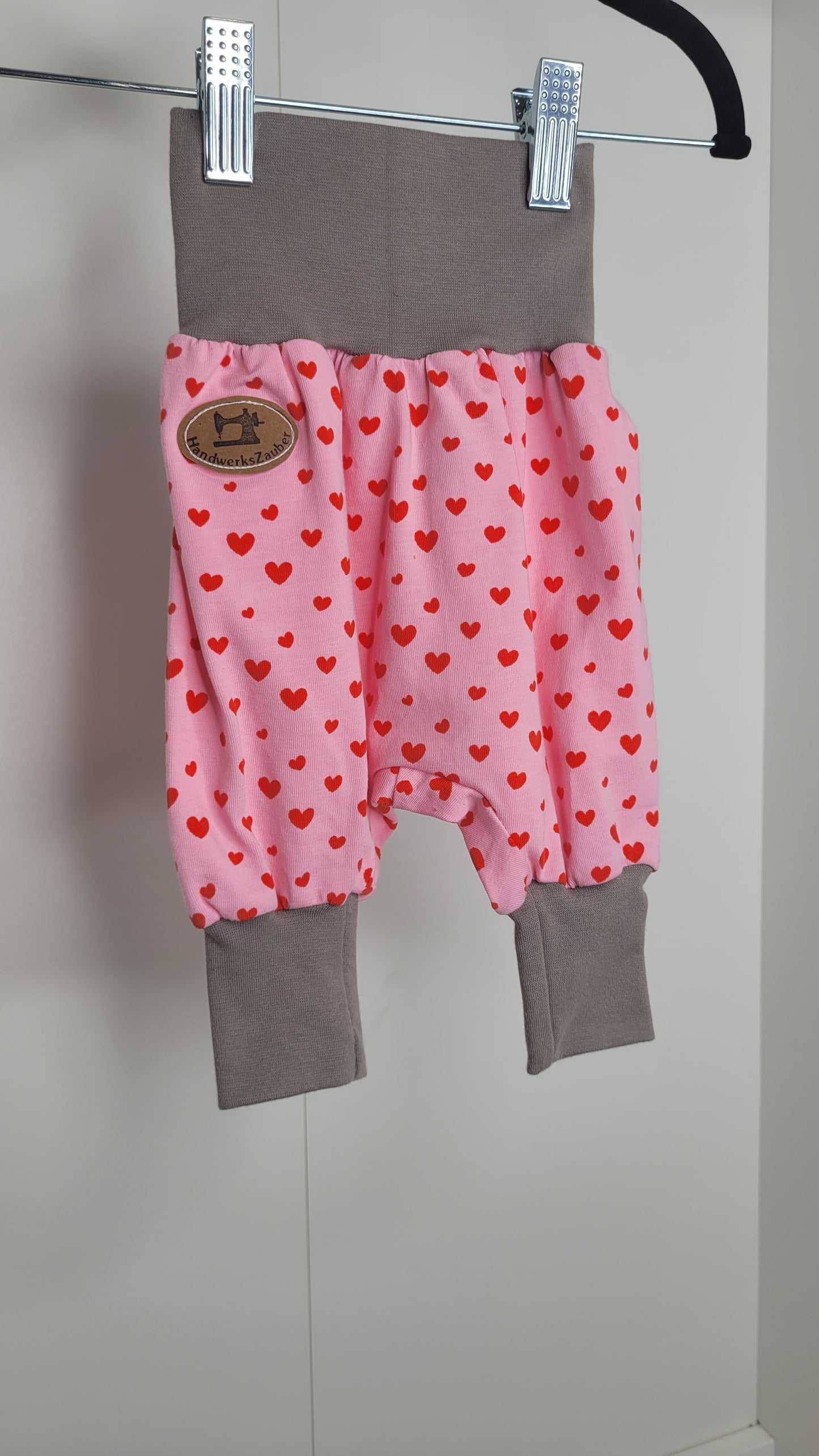 Babypumphose zum Mitwachsen rosa mit Herzen