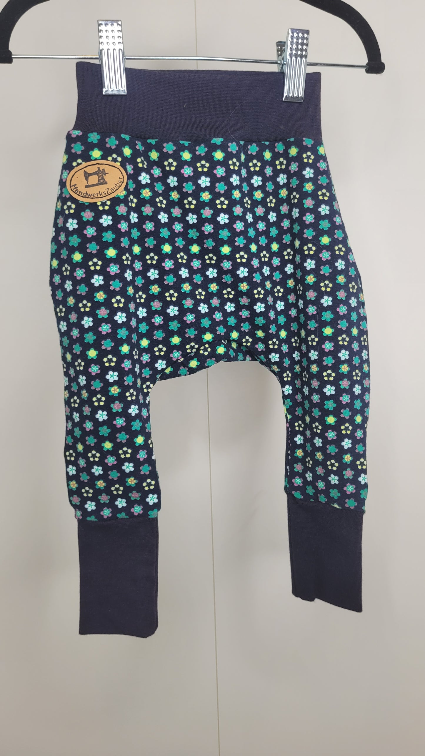 Babypumphose zum Mitwachsen dunkelblau mit Blumen