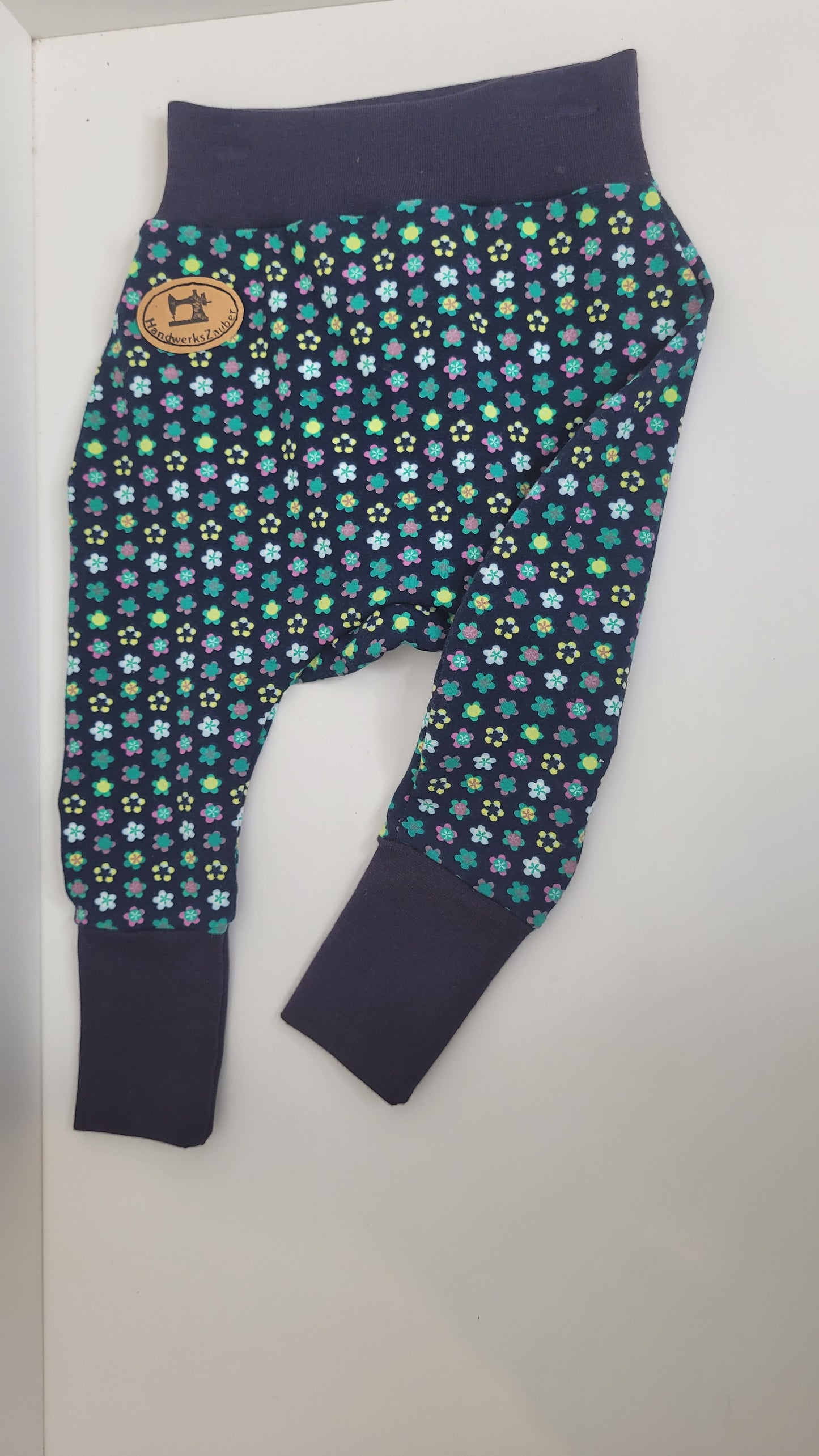 Babypumphose zum Mitwachsen dunkelblau mit Blumen