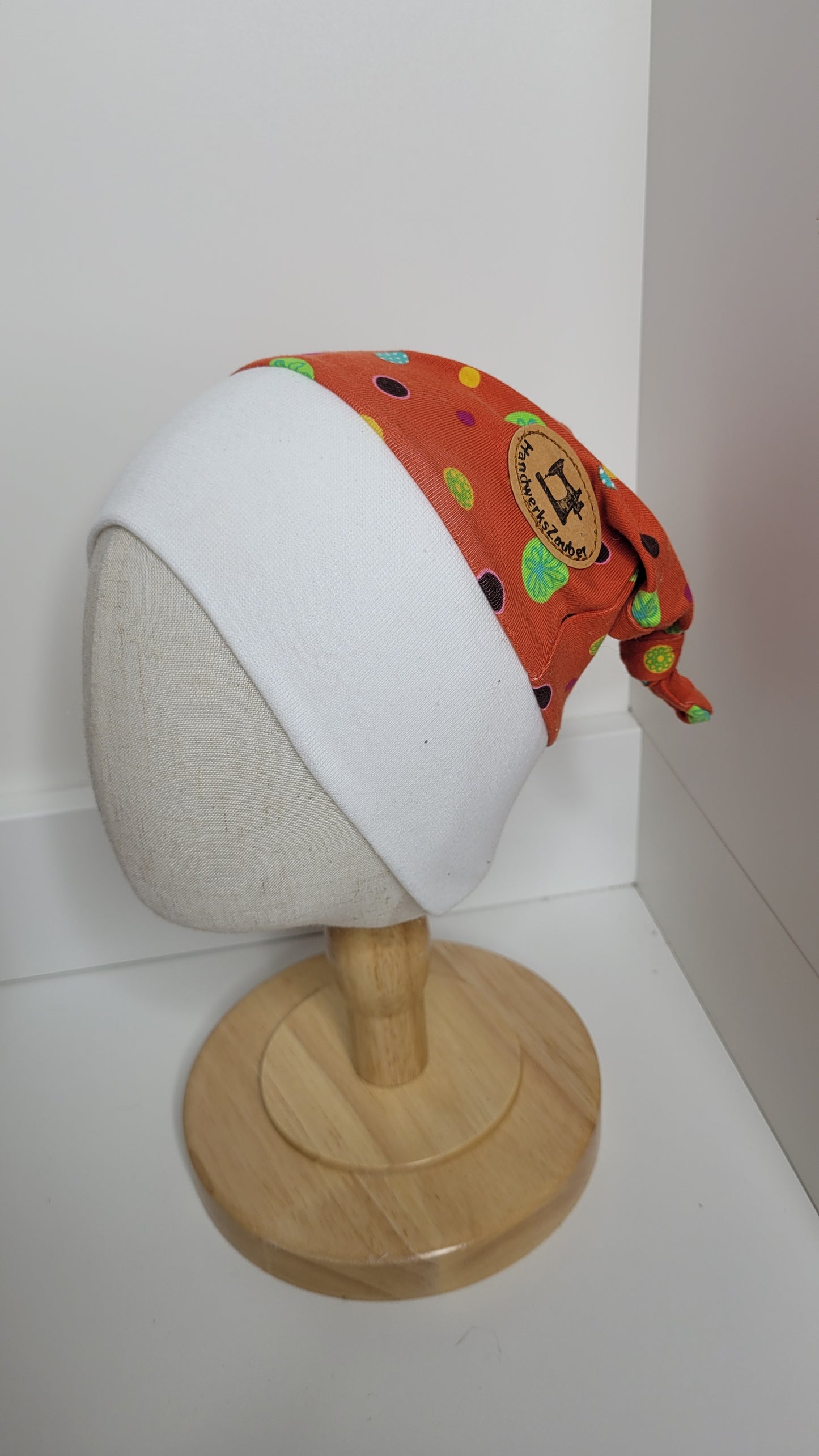 Knotenmütze orange mit Kreisen