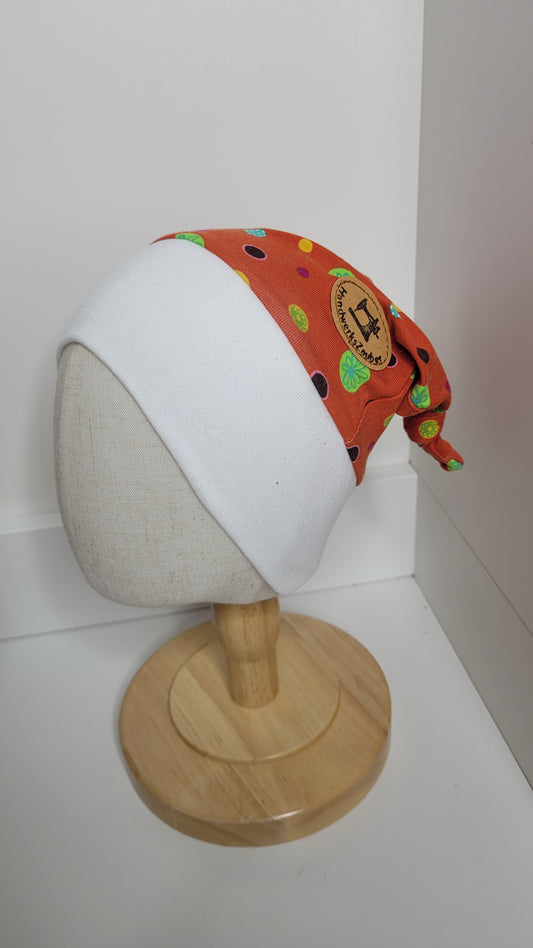 Knotenmütze orange mit Kreisen