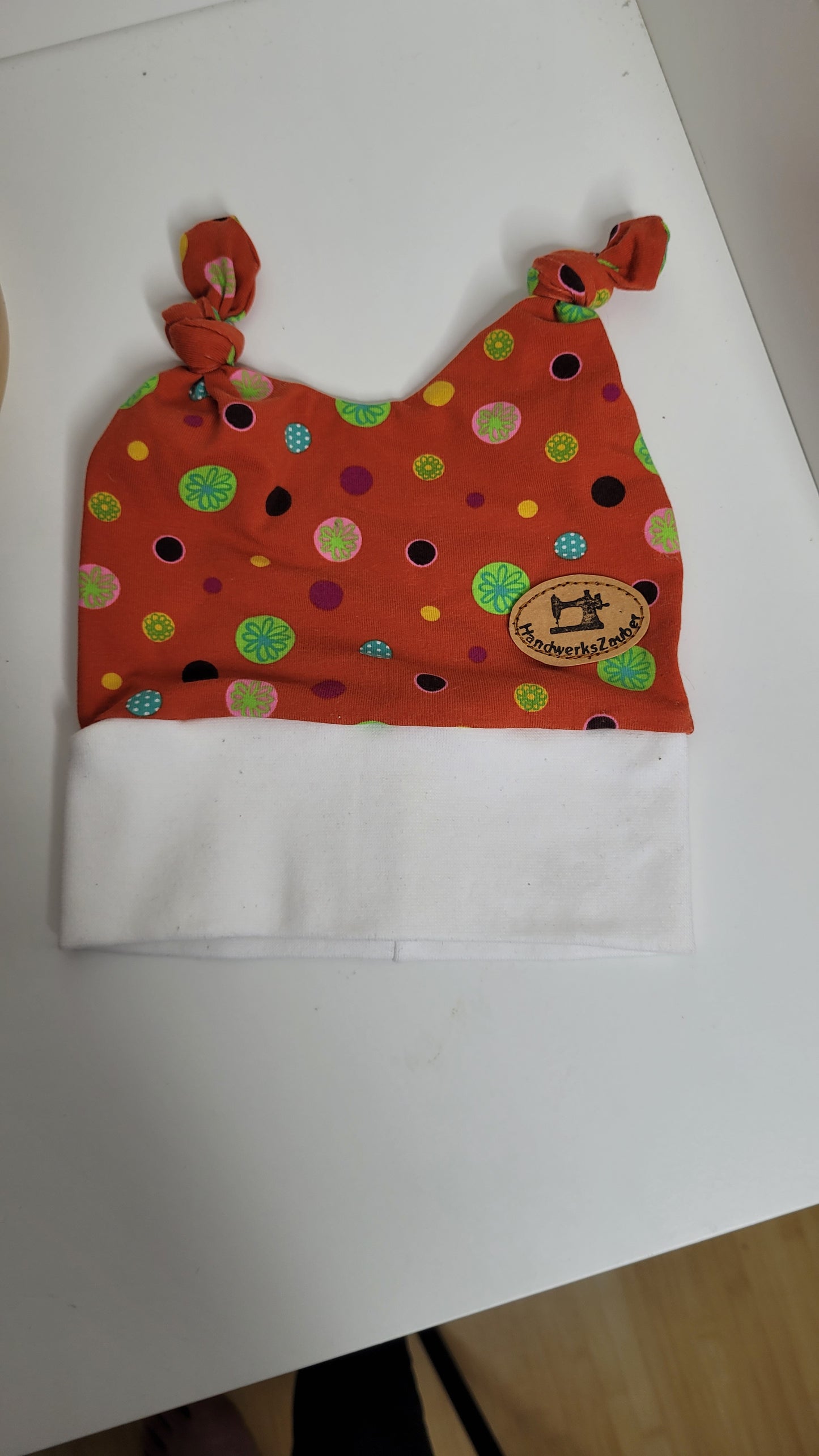 Knotenmütze orange mit Kreisen